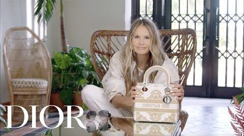Có gì bên trong chiếc túi Lady Dior của Elle Macpherson ?