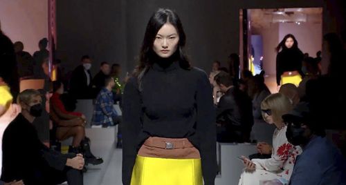 Prada - Spring Summer 2022: Sự gợi cảm theo cách không gượng ép