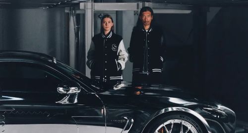 Sacai hợp tác Mercedes-AMG: Bộ sưu tập và bọc xe Sacai x AMG