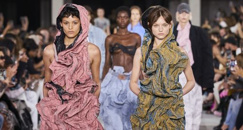 Y/Project Spring 2024 bản phối mix&match vô cùng bất thường của Glenn Martens