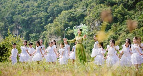 Trang Nhung ra mắt MV Mong thế giới yên bình