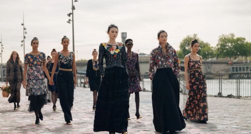 CHANEL Haute Couture Thu Đông 2023 tôn vinh vẻ đẹp thanh lịch, tinh tế