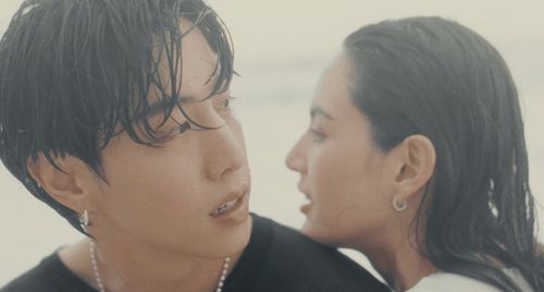 Mark Tuan-GOT7 và Mai Davika trong MV “Everyone else fades"
