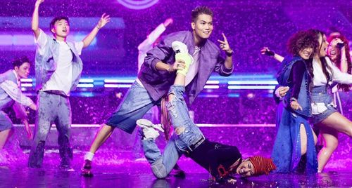 Diva Hồng Nhung đọc rap, nhảy ke đầu trên sân khấu "Chị đẹp đạp gió rẽ sóng"