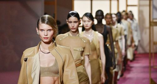 BST Hermès Xuân Hè 2025: Nét thanh lịch biểu tượng từ cảm hứng cưỡi ngựa