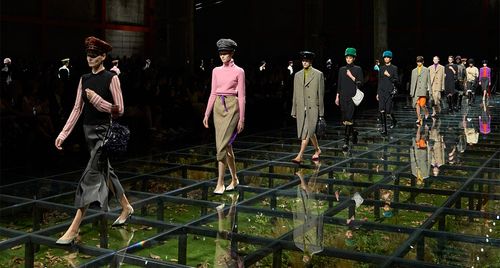 BST Prada thu-đông 2024 : Cuộc trò chuyện lãng mạn với lịch sử