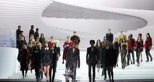 BST Versace thu đông 2024: dấu gạch nối giữa cội nguồn truyền thống và rung cảm nổi loạn đương đại