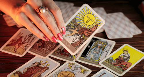 Nhan nhản quán cà phê xem bói bài tarot, sinh viên chi tiền triệu nghe 'thông điệp từ vũ trụ'