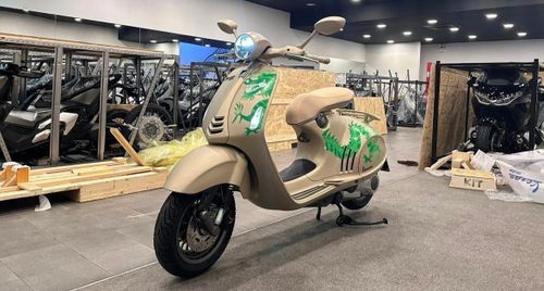 Vespa 946 Dragon đầu tiên về Việt Nam "hét giá" ngang Mercedes-Benz GLC