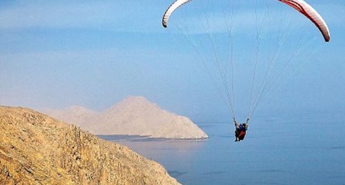 Resort nào đón khách check-in bằng dù lượn?