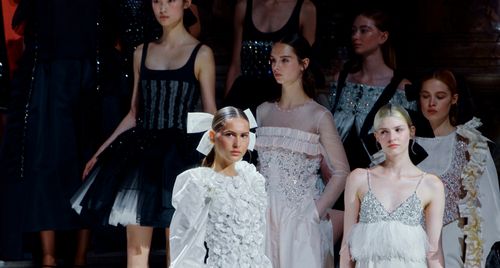 CHANEL FW24 HC: Vẻ đẹp của thời trang cao cấp qua vở Opera tại nhà hát Paris thế kỷ 19