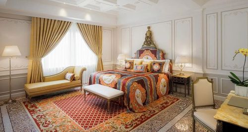 Cảnh xa hoa trong khách sạn đầu tiên của Versace ở châu Á