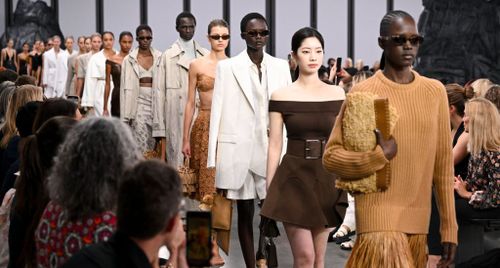 BST Michael Kors Xuân Hè 2025: Sức quyến rũ của sự sang trọng thầm lặng