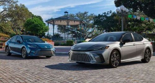 Chi tiết Toyota Camry Hybrid 2025