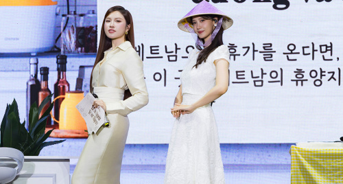 Khéo như MC Thanh Thanh Huyền hướng dẫn Yoona (SNSD) tạo dáng với nón lá