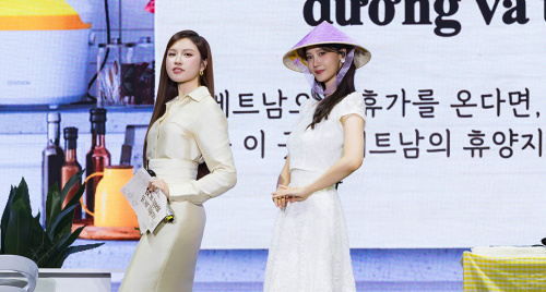 Khéo như MC Thanh Thanh Huyền hướng dẫn Yoona (SNSD) tạo dáng với nón lá
