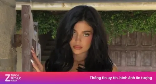 Kylie Jenner lạ lẫm
