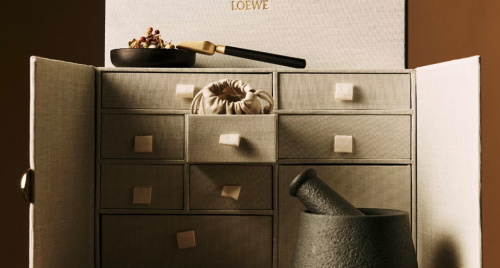 Hộp quà Trung Thu 2025 của LOEWE kể chuyện thỏ ngọc giã thuốc
