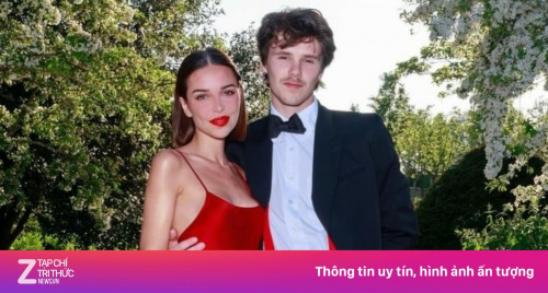 Con trai Beckham đắm đuối hôn bạn gái hơn 10 tuổi