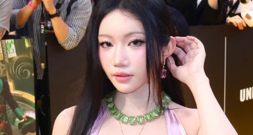 Orange xuất hiện cùng Dương Tử Quỳnh và Ariana Grande