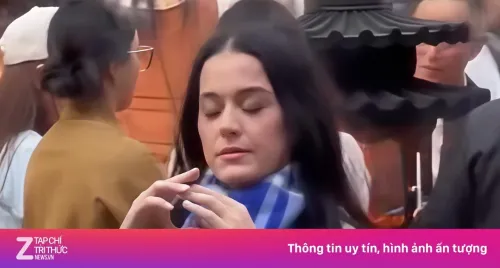Katy Perry đi chùa thắp hương