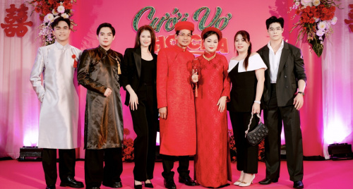 Hoàng Thanh Nga sánh đôi ông xã trong áo dài đỏ, rực rỡ như lễ cưới tại buổi ra mắt “Cưới Vợ Cho Cha”