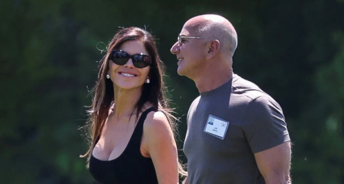 Lauren Sánchez và Jeff Bezos tình tứ tại 'trại hè tỷ phú'