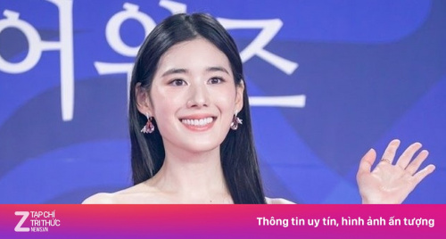 Nữ diễn viên gặp sự cố váy áo trên thảm đỏ