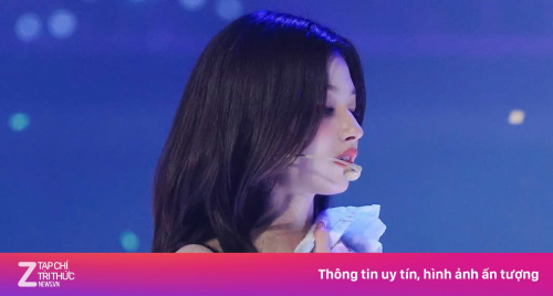 Nữ idol gây sốt với hình ảnh lau mồ hôi