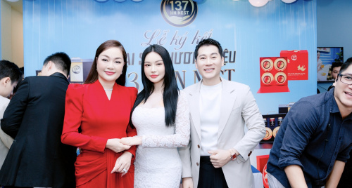 Hoa hậu Hoàng Thanh Nga diện váy đỏ nổi bật tại sự kiện