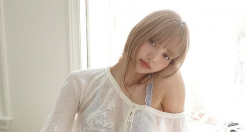 Lisa gợi cảm với mốt lộ nội y