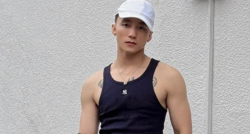 Sơn Tùng M-TP khoe cơ bắp