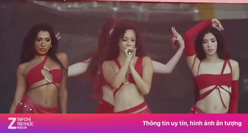 Trang phục gây sốc của nhóm nhạc nữ