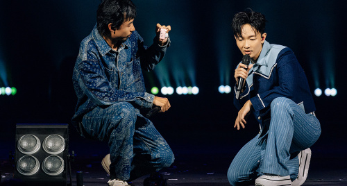 Hoàng Dũng và Đen mashup loạt hit tại concert Xoay Tròn