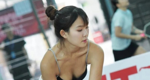 Vén váy trên sân pickleball có đáng bị chỉ trích?