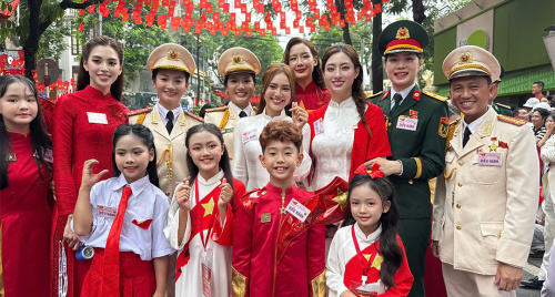 Hoa hậu Tiểu Vy, Lương Thùy Linh, Bảo Ngọc đồng diễn “Khí phách Việt Nam” tại sự kiện A80