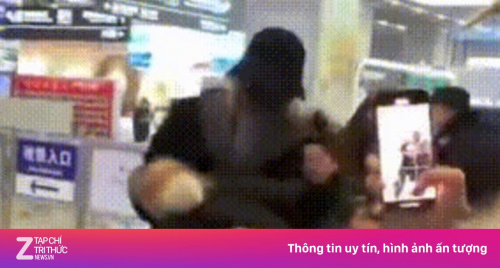 Nam ca sĩ túm tóc, vật ngã cô gái tại ga tàu