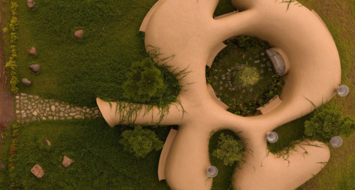 Nhà Into The Wild: Vòng cung và thảm xanh