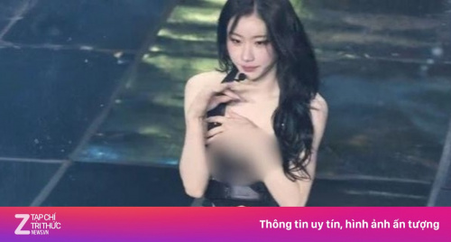 Ca sĩ Hàn Quốc hớ hênh trên sân khấu