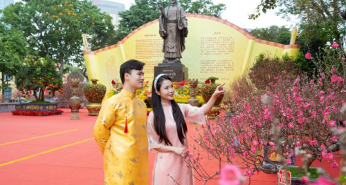 Hà Nội đón không gian hoa xuân lớn nhất tại vườn hoa Lý Thái Tổ