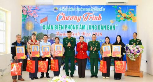 Xuân Biên phòng sưởi ấm lòng dân đảo tiền tiêu