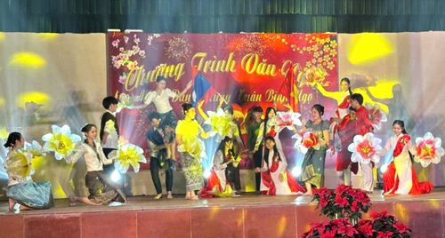 Tết xa quê thêm ấm lòng lưu học sinh Lào