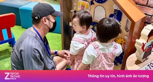 Hình ảnh Tiến Luật bên cặp song sinh