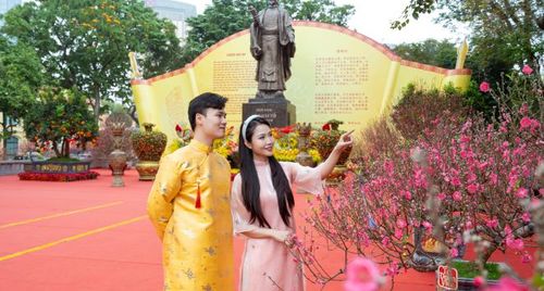 Hà Nội đón không gian hoa xuân lớn nhất tại vườn hoa Lý Thái Tổ