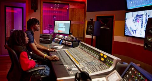 Học sinh New Orleans thể hiện sự sáng tạo của mình với iPad và máy Mac