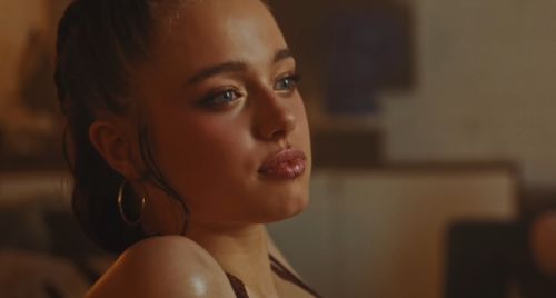 Shiloh, con gái Angelina Jolie, tham gia MV KPop của Dayoung