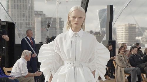BST Xuân Hè 2022: Sự đổ bộ của "cơn bão" Alexander McQueen