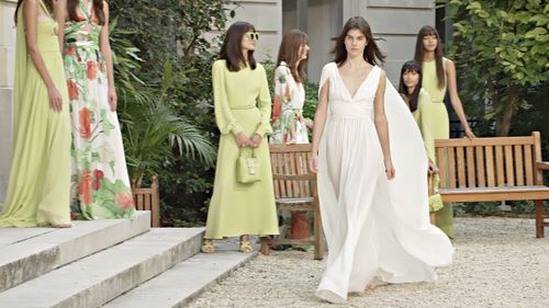 BST Xuân- Hè 2022 từ nhà mốt Elie Saab: Làn gió giản dị tinh tế