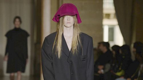 Raf Simons Xuân Hè 2022: Vẻ đẹp "genderfluid" không giới hạn