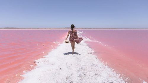 Vẻ đẹp diệu kỳ của hồ muối hồng tại Australia